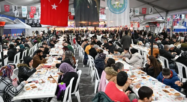 Manisa'da Ramazan Coşkusu Zirve Yaptı: İlk İftarda Cumhuriyet Meydanı Dolup Taştı!