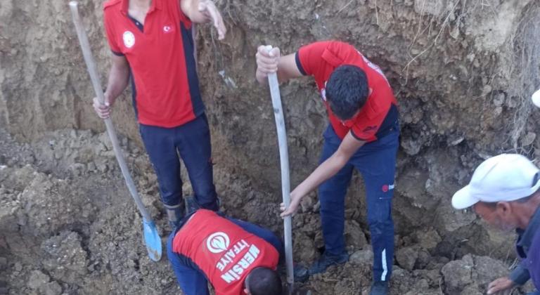 Mersin’de su kuyusu açmaya çalışan 2 kişi göçük altında kalarak öldü
