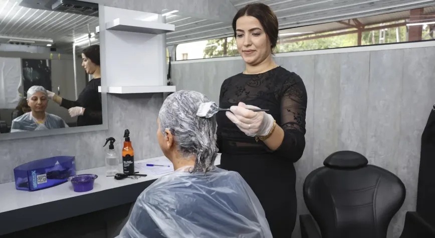 Mersin’in mobil kuaförü kırsaldaki vatandaşların yanında