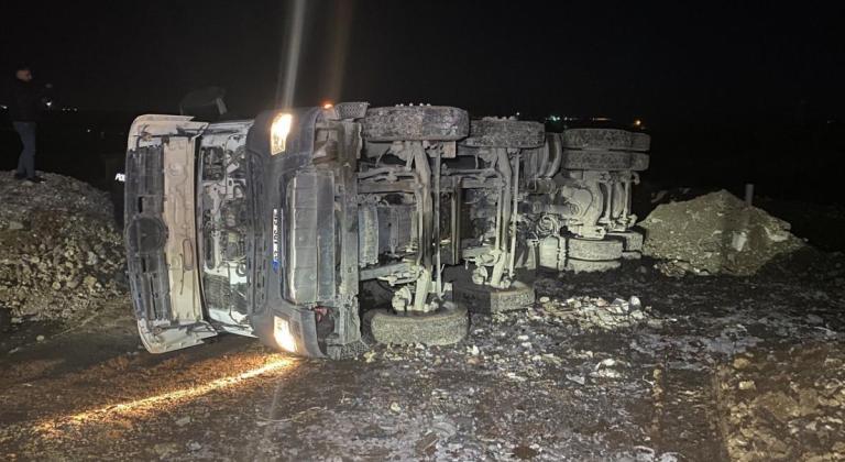 Moloz boşaltırken devrilen kamyonunun sürücüsü hayatını kaybetti
