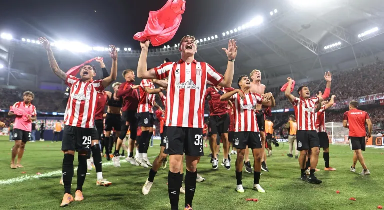 Muslera kurtardığı penaltılarla Estudiantes'e şampiyonluğu getirdi