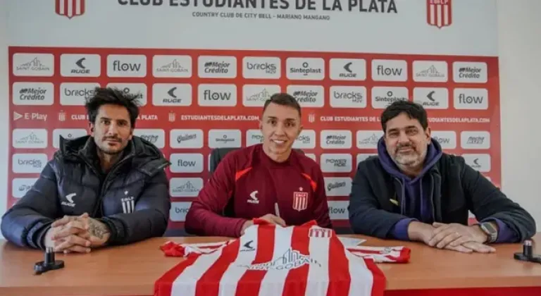 Muslera yeni takımına imzayı attı