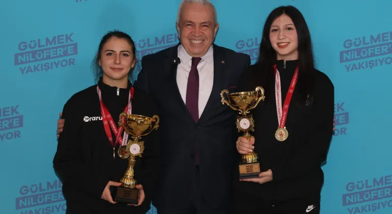 Nilüfer'in Şampiyon Basketbol Kızları Başkan Özdemir'e Kupa Sundu: 'Kadın Şehriyiz, Destekçiniziz!'