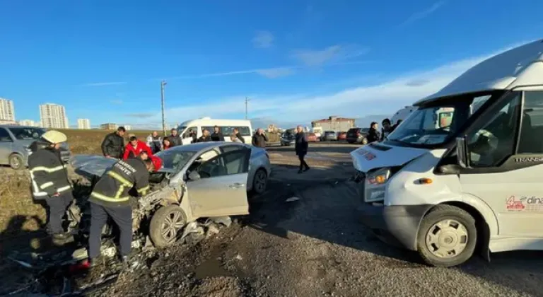 Öğrenci servisiyle otomobil çarpıştı; 13 yaralı!