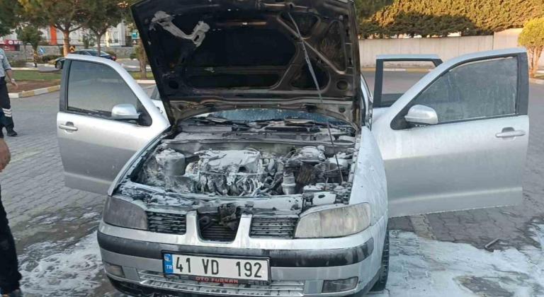 Park ettiği otomobili saniyeler içinde alev aldı
