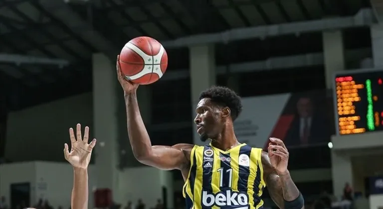 Partizan-Fenerbahçe Beko maçında pankart skandalı! Sert tepki geldi