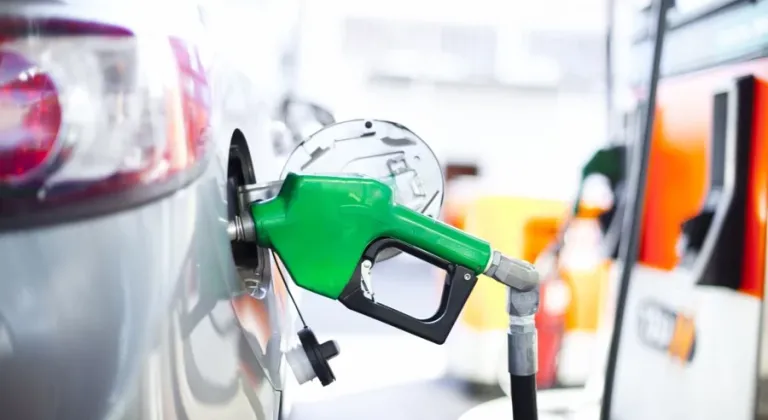 Petrol 85 doların üzerine fırladı! Akaryakıtta tabelalar değişiyor