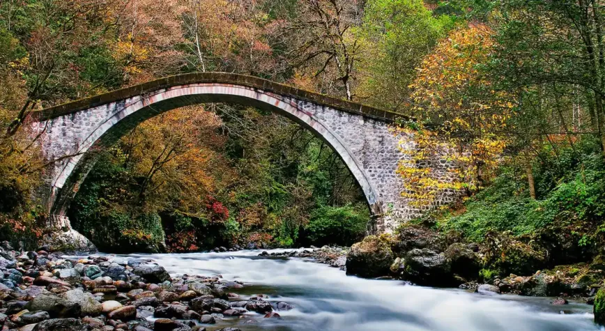 Rize'nin vadilerini birbirine bağlayan asırlık miras: Taş kemer köprüler