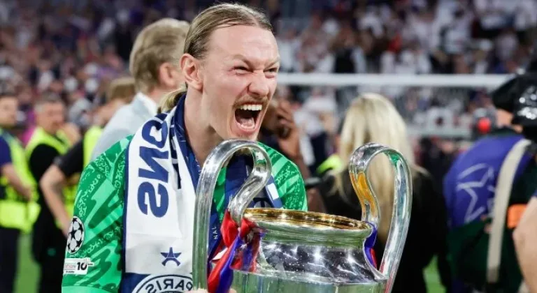 Safonov bedelini ödedi! Kupayı getirdi, kolu kırıldı