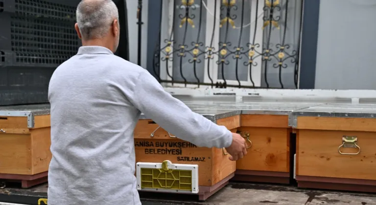 Sel Kovanlarını Sildi Süpürdü! Manisa Büyükşehir'den Mağdur Arıcıya Nefes Aldıran Destek