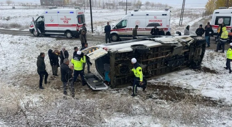 Servis aracı devrildi; 14 öğretmen yaralandı