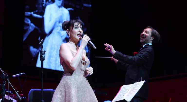 Şevval Sam İzmir'i Büyüledi! Konserde Hem Söyledi Hem Orkestra Yönetti: İzleyiciler Şaşkına Döndü