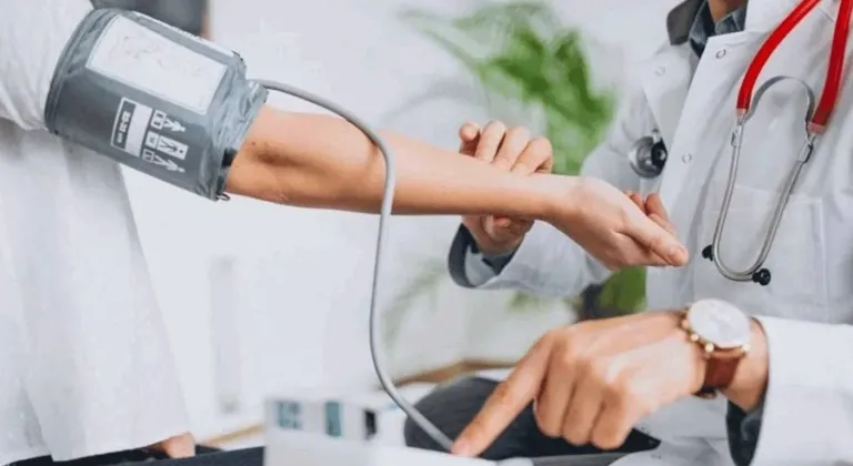 Sosyal medya doktorlarına bakanlık ayarı! Kısıtlama getirildi