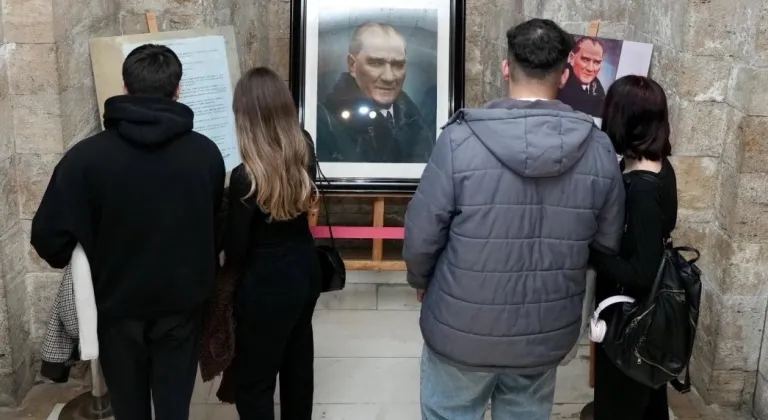 Anıtkabir'de tarihi portreye yoğun ilgi oldu!