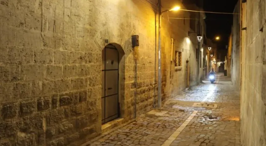 Tarihi sokaklar Urfa gecelerine renk katıyor