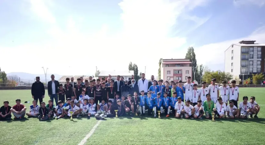 Taşlıçay’da Yıldız Erkekler Futbol Turnuvası Cumhuriyet Kupası sahibini buldu