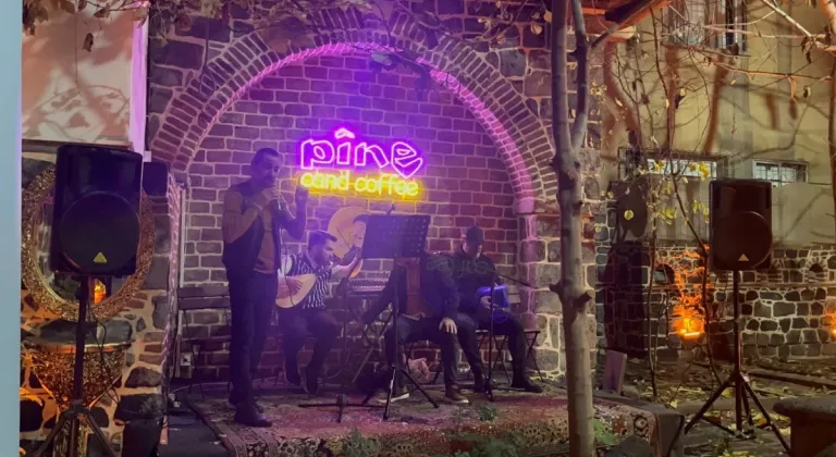 Toplumcu Gerçekçi Yazar ve Şairlerden Şiir ve Türkü Tadında Gece 