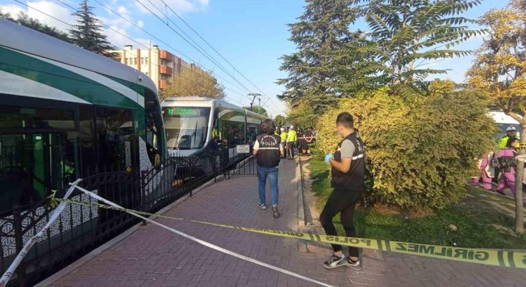 Tramvayın önüne düşen kadın hayatını kaybetti
