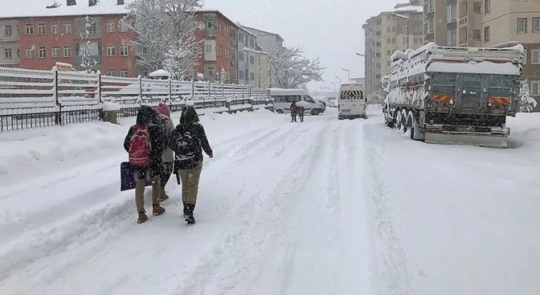 Tüm yurtta kar alarmı verildi! Valilikler peş peşe açıklama yaptı. Bazı il ve ilçelerde okullar tatil edildi