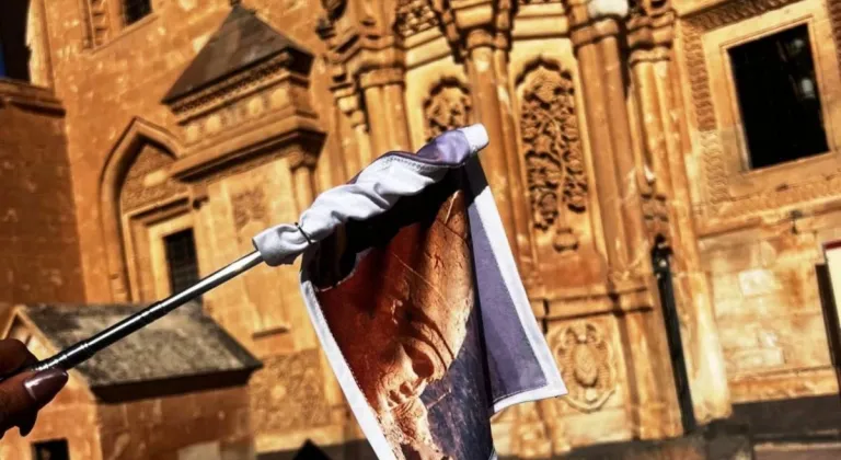 Tur Rehberi Gizem Tekyurt’tan Nemrut Dağı’nda dikkat çeken tanıtım çalışması 