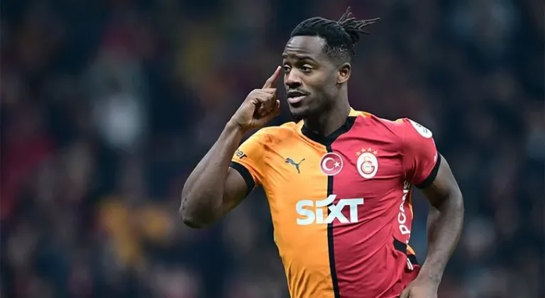 Türkiye'deyken oje süren Michy Batshuayi, bu kez eşarp taktı