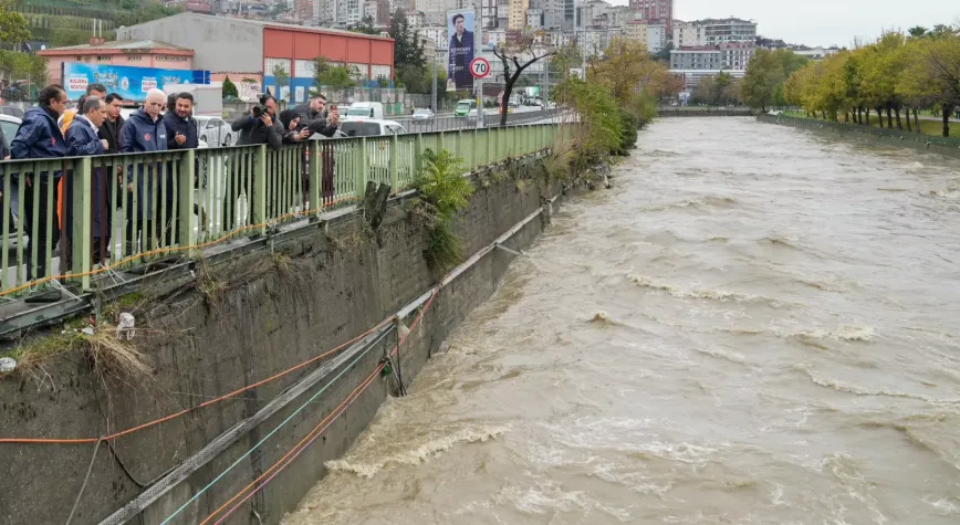 Vali Davut Gül, Kağıthane’de sağanak yağış sonrası incelemelerde bulundu