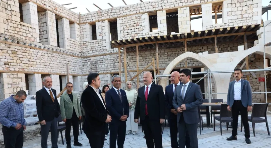 Vali Küçük Tarihi Tuz Hanı’ndaki restorasyon çalışmalarını inceledi​‌