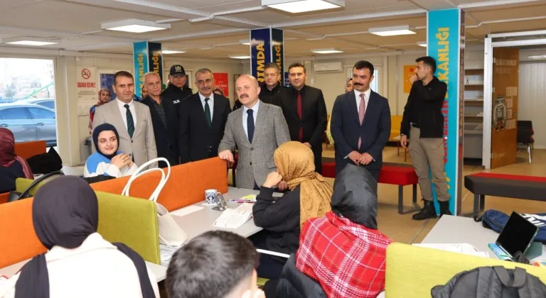 Vali Osman Varol, Kahta Genç Ofisi’nde öğrencileri ziyaret etti 