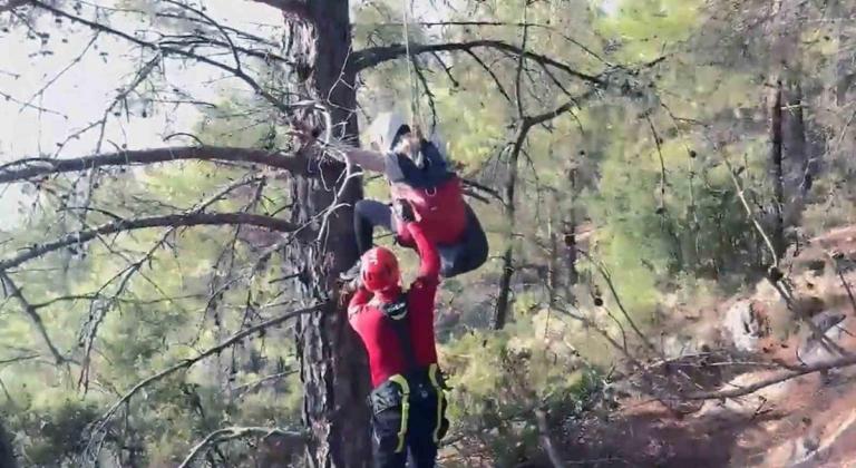 Yabancı uyruklu paraşütçü ağaçta asılı kaldı
