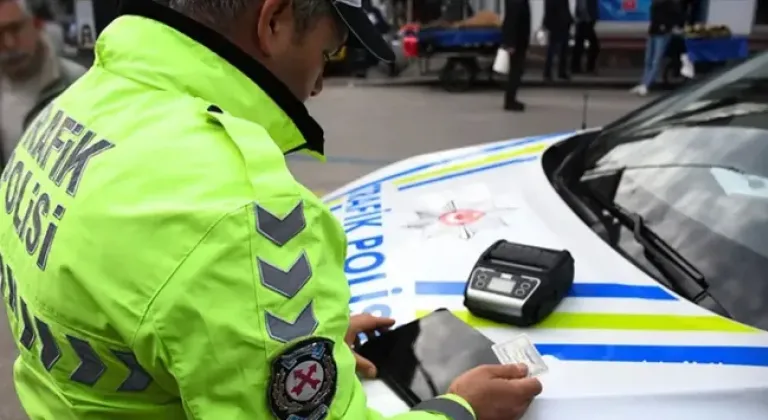 Yeni trafik düzenlemesi yürürlükte: Cezalar ağırlaştı yeni yaptırımlar getirildi!