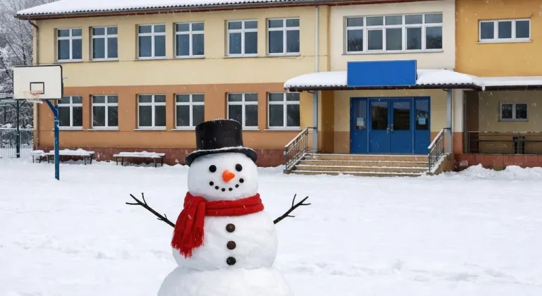 Yoğun kar ve buzlanma nedeniyle 52 ilde eğitime ara verildi