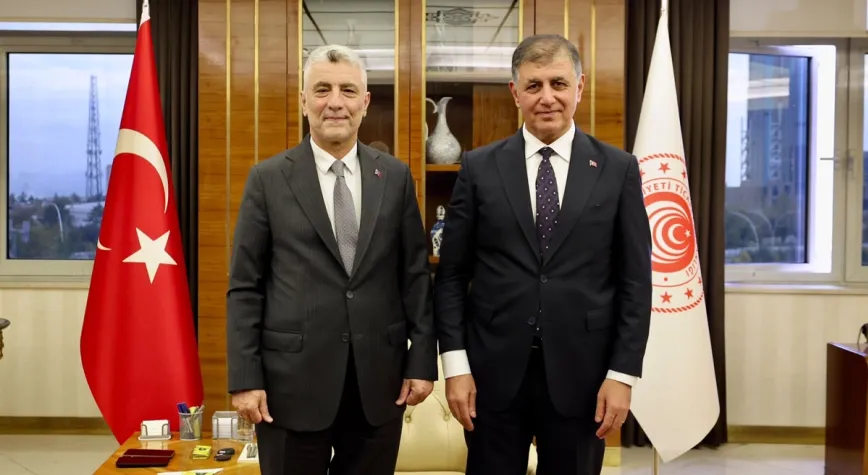 Bakan Bolat, İzmir Büyükşehir Belediye Başkanı Tugay ile Görüşerek Koordinasyon Vurguladı