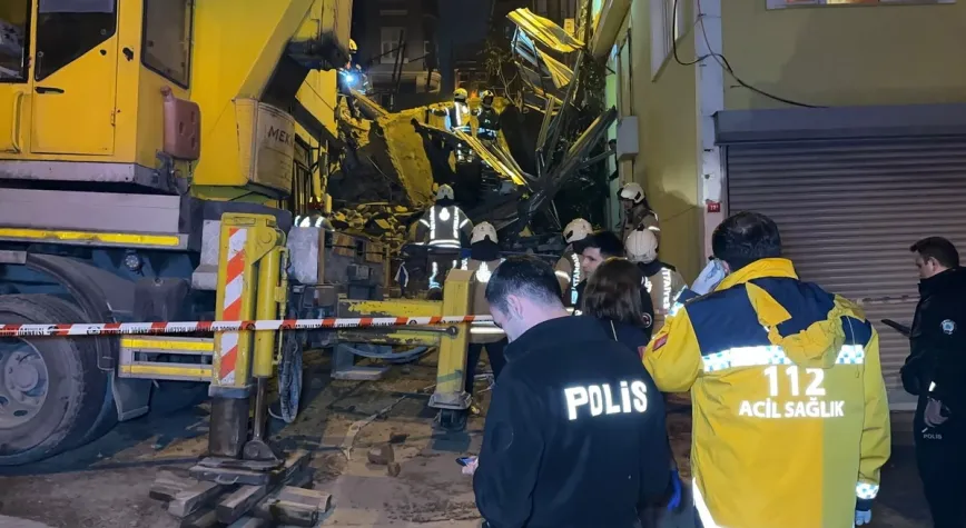 Beyoğlu'nda 5 Katlı Metruk Bina Çöktü, Yan Bina Hasar Gördü