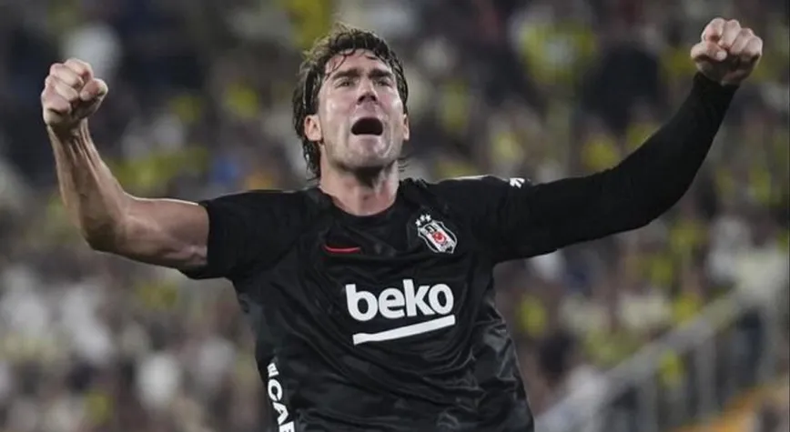 Vlahovic Neden Maçlarda Sol Koluna Uzun Kollu Giyiyor?