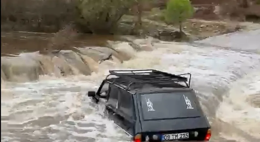 Aydın Koçarlı'da Sel Sularına Kapılan Otomobildeki Sürücü ve Yolcu Kurtarıldı