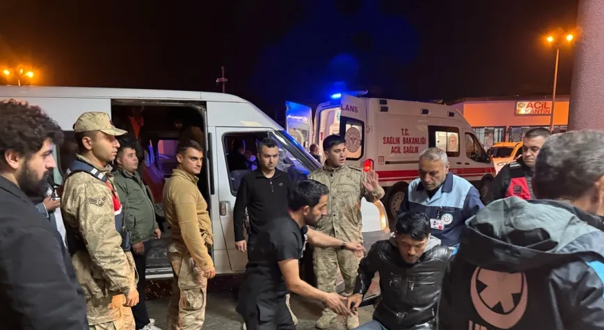 Jandarmadan Kaçan Göçmen Minibüsü Hakkari'de Dereye Yuvarlandı, 20 Kişi Yaralandı