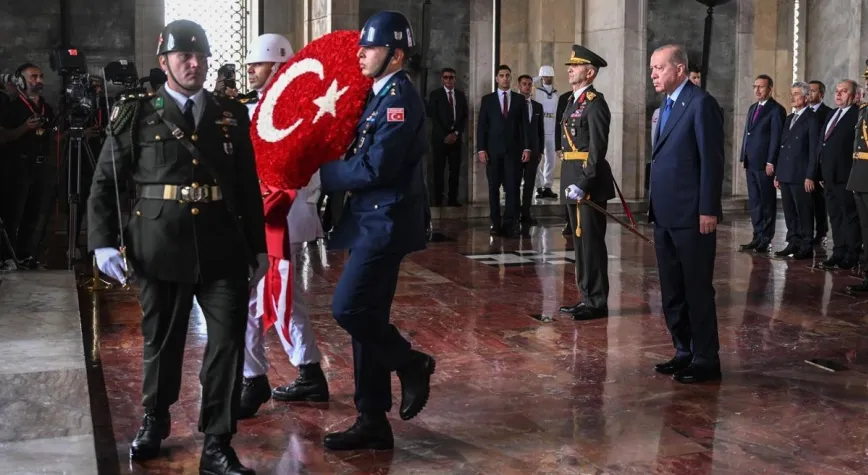 Erdoğan Anıtkabir'de: Cumhuriyet Tarihimize Yeni Bir İstikamet Çizdi