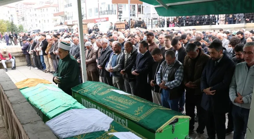 Yasa Boğan Kazada Anne ve İki Çocuğu Toprağa Verildi