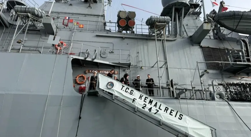 Dolmabahçe'de Cumhuriyet coşkusu! TCG Kemalreis'e vatandaşlardan yoğun ilgi