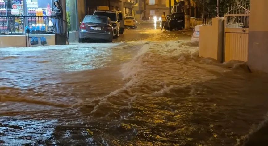 Mersin'de sağanak: Evleri su bastı, sürücüler yollarda mahsur kaldı