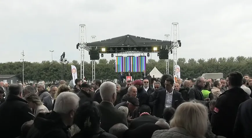 Etkinlikte YENİ Parti’ye övgü sonrası kavga çıktı
