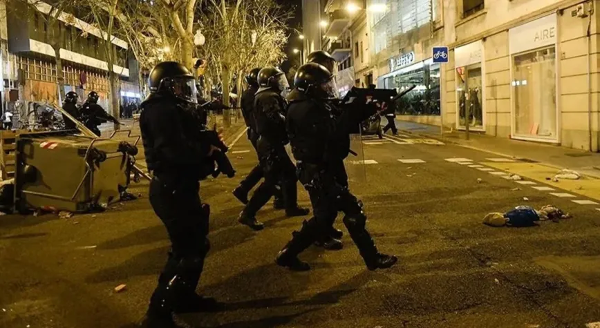 İspanya alarma geçti: Yağmaya karşı polis sokakta