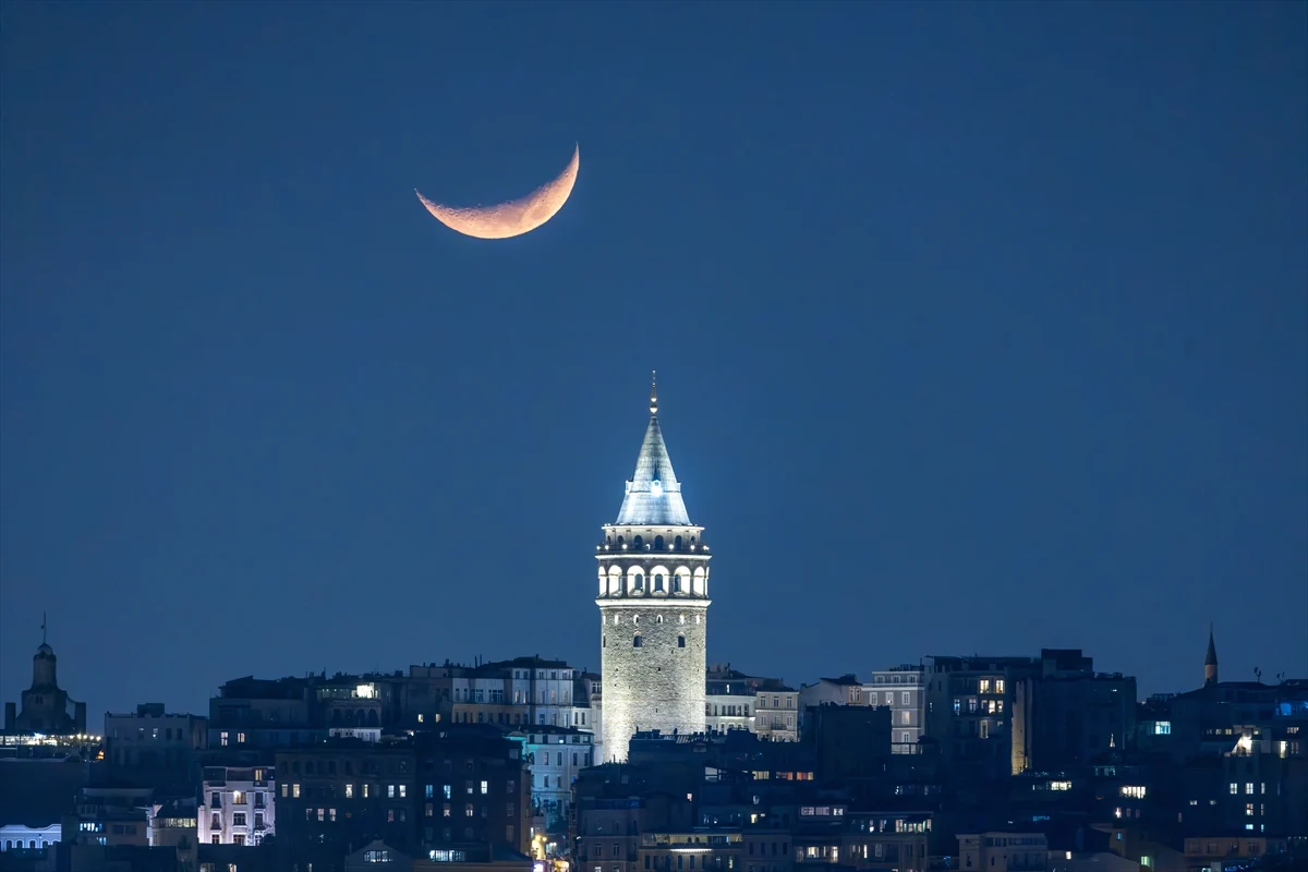 İstanbul'da hilal, Galata Kulesi ile birlikte görüntülendi