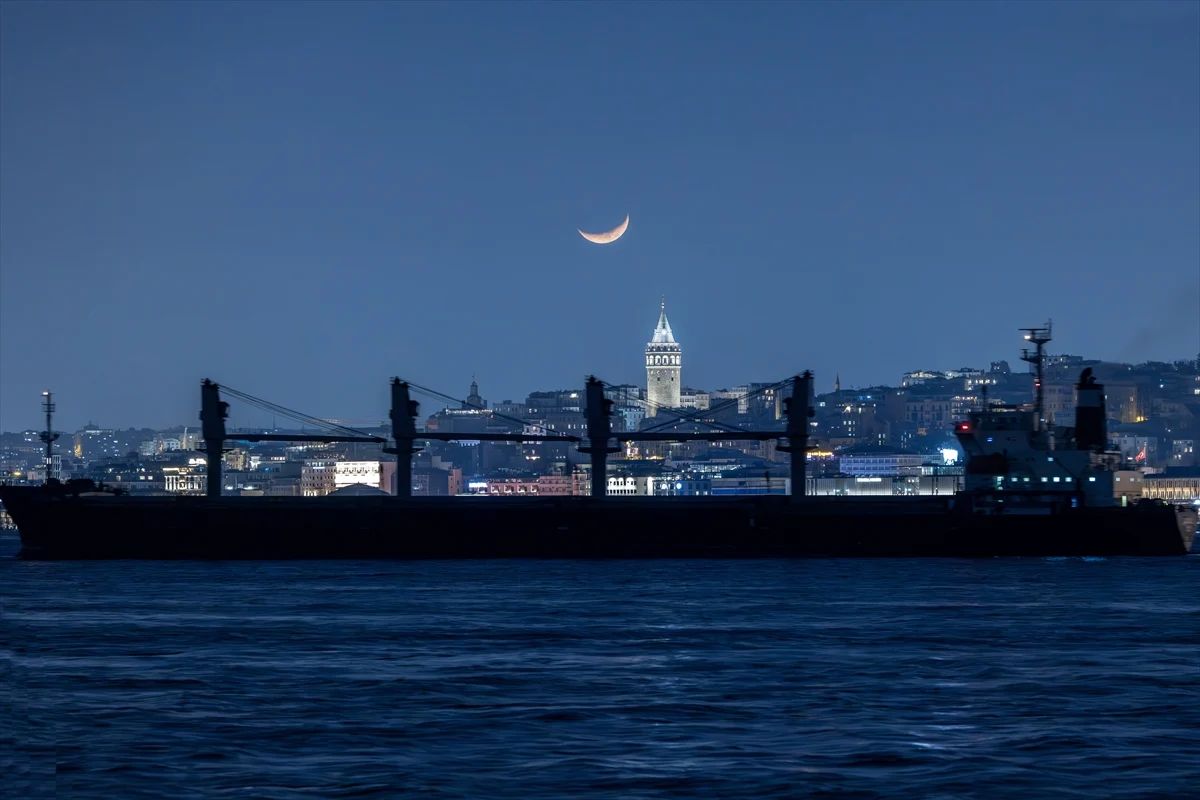 İstanbul'da hilal, Galata Kulesi ile birlikte görüntülendi