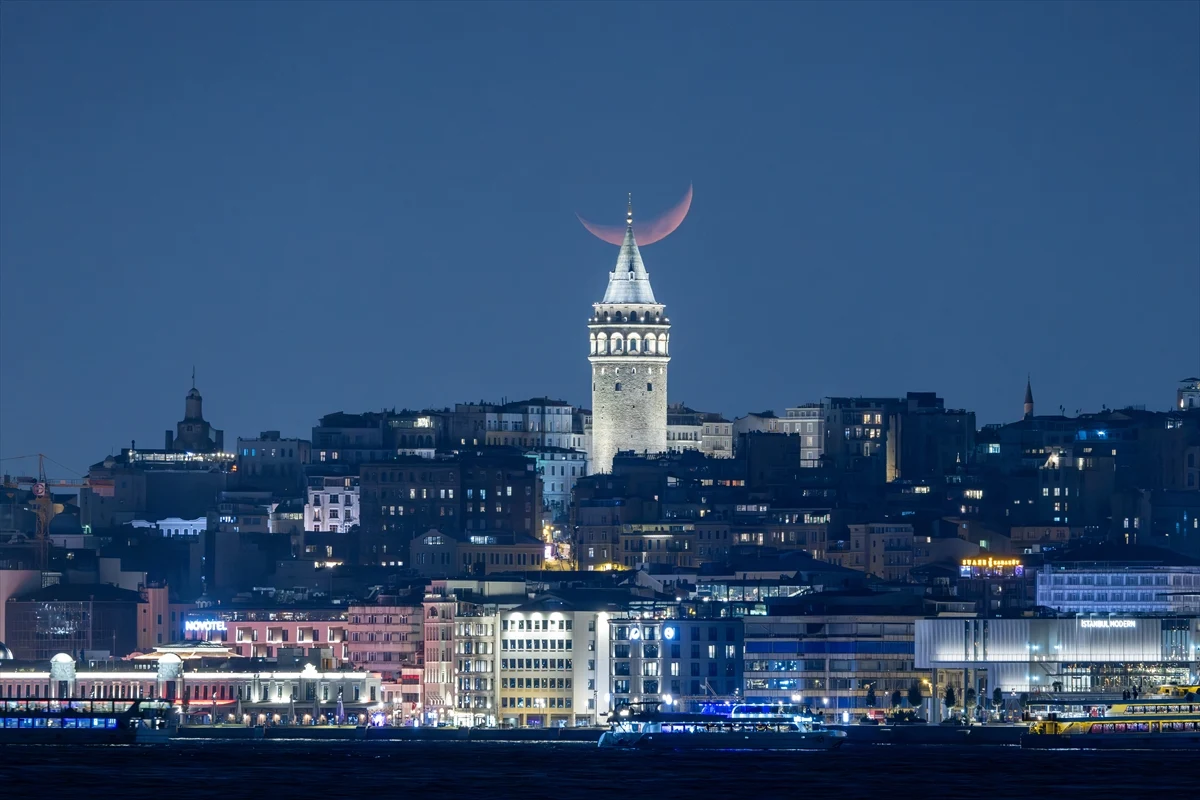 İstanbul'da hilal, Galata Kulesi ile birlikte görüntülendi