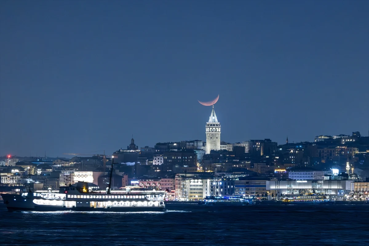 İstanbul'da hilal, Galata Kulesi ile birlikte görüntülendi