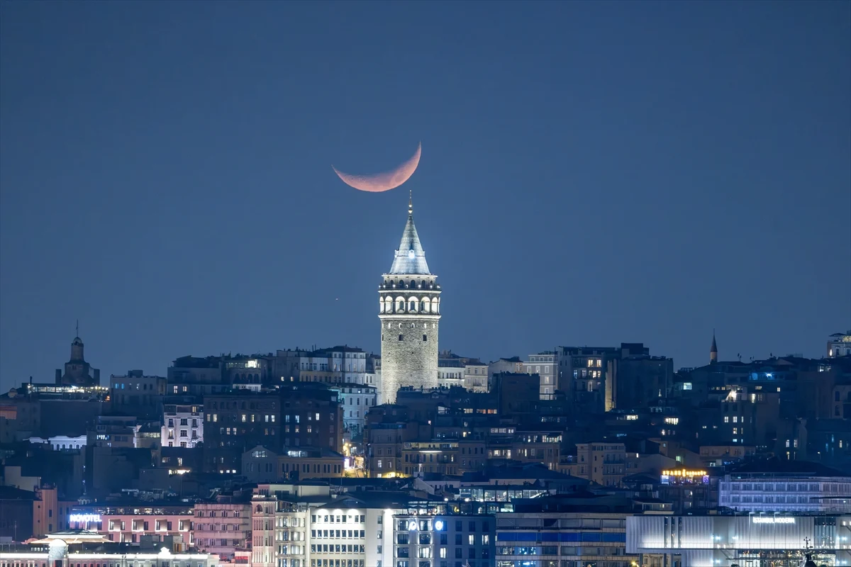 İstanbul'da hilal, Galata Kulesi ile birlikte görüntülendi