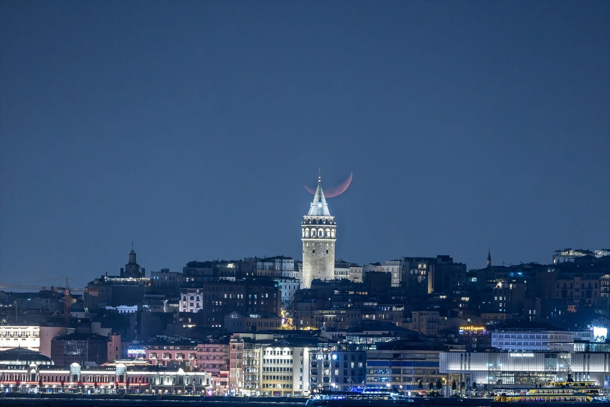 İstanbul'da hilal, Galata Kulesi ile birlikte görüntülendi