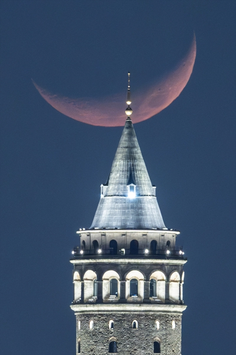 İstanbul'da hilal, Galata Kulesi ile birlikte görüntülendi