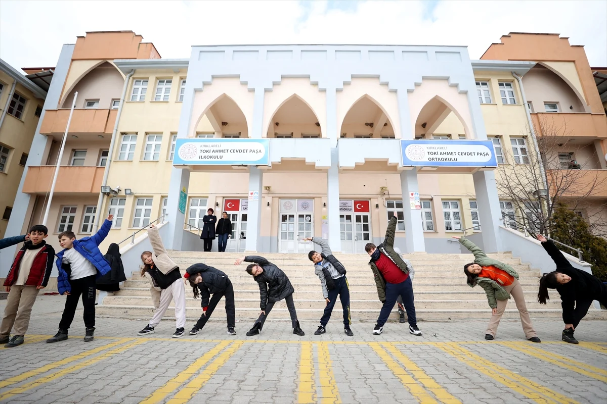 Kırklareli'nde öğrenciler, obeziteye karşı spor yapıyor